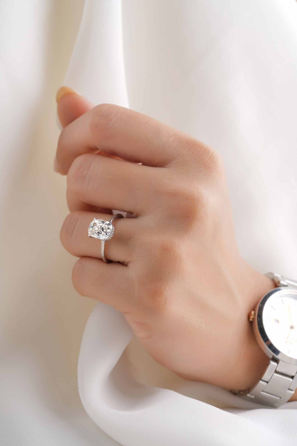 Gleaming Promise: Selecting the Best Diamond Engagement Ring for Your Love