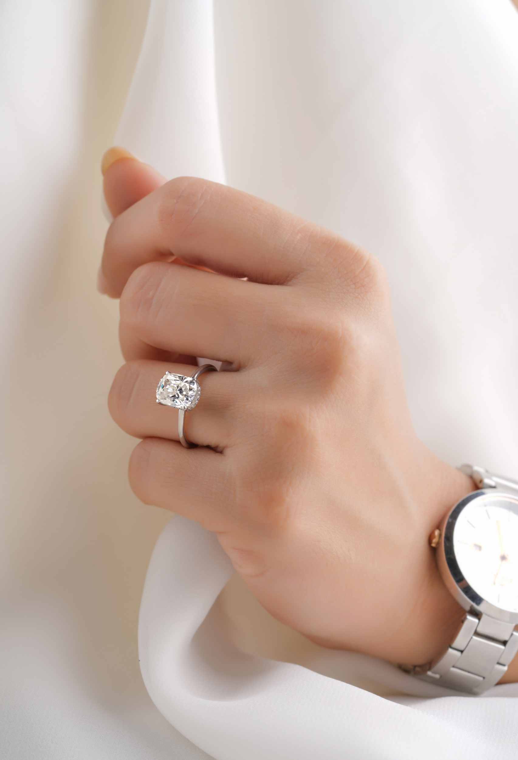 Gleaming Promise: Selecting the Best Diamond Engagement Ring for Your Love