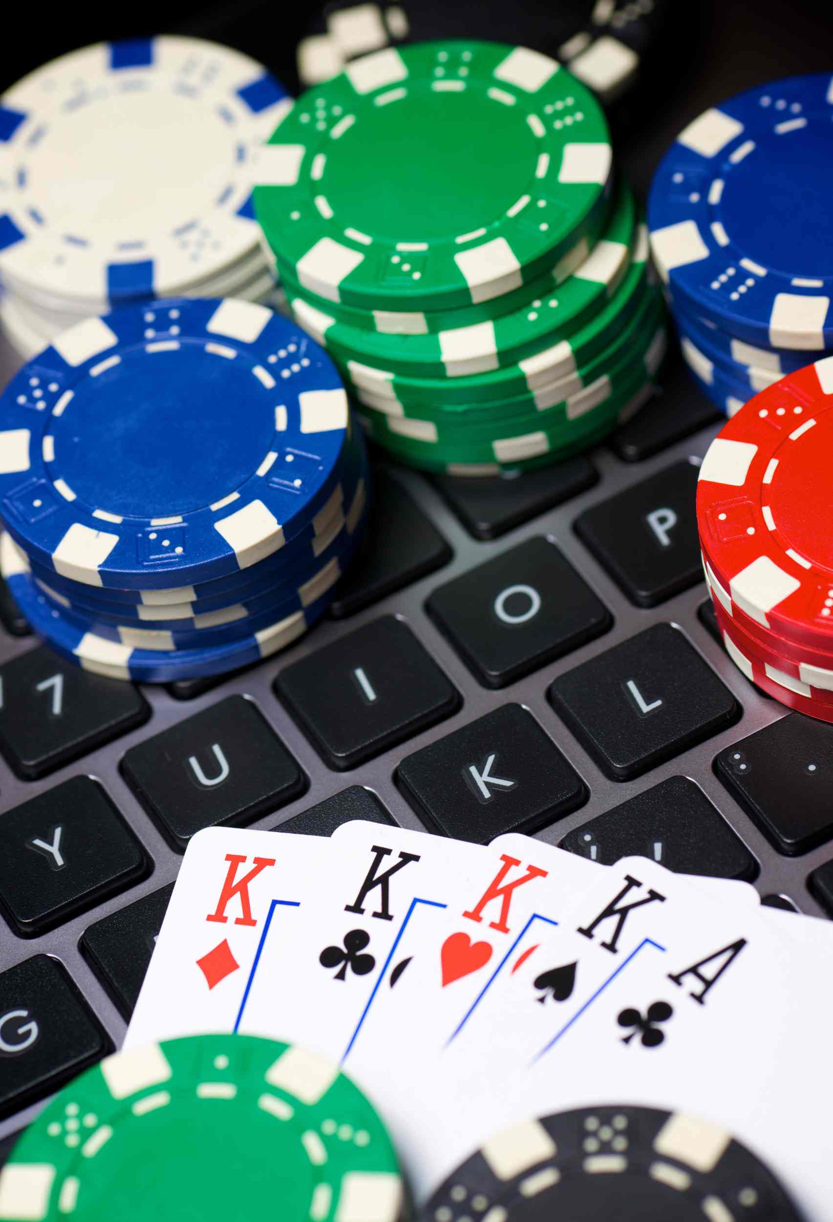 How Online Casino Table Games Compare to Slots: A Closer Look