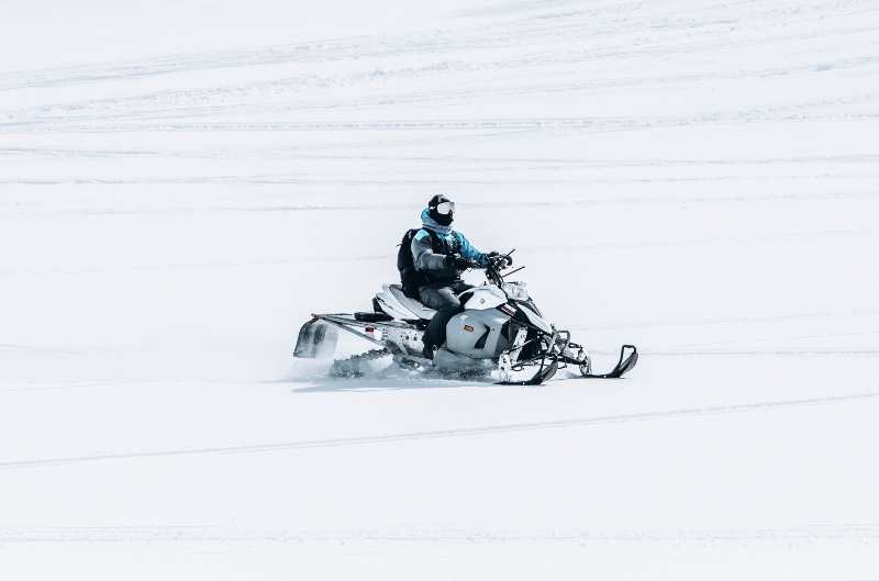 male-riding-snowmobile-large-snowy-field800