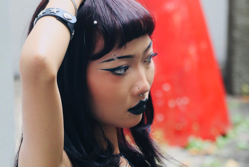 portrait-of-a-stylish-woman-with-bold-makeup-outdoors-33652799