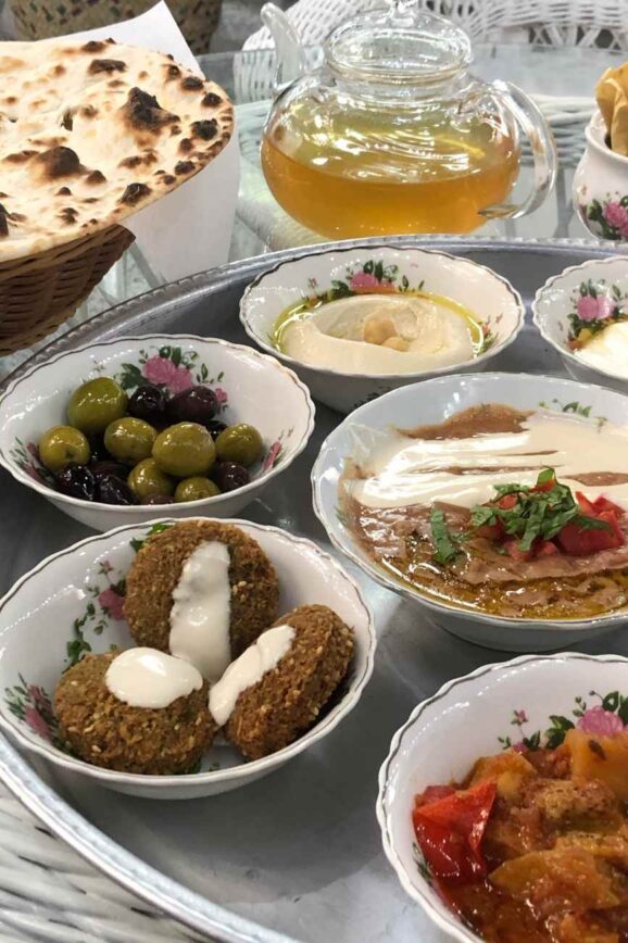 How to Plan a Halal Buffet Everyone at the Table Can Enjoy