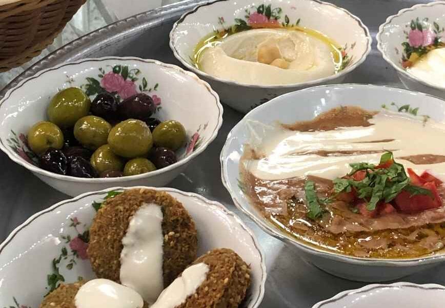 How to Plan a Halal Buffet Everyone at the Table Can Enjoy